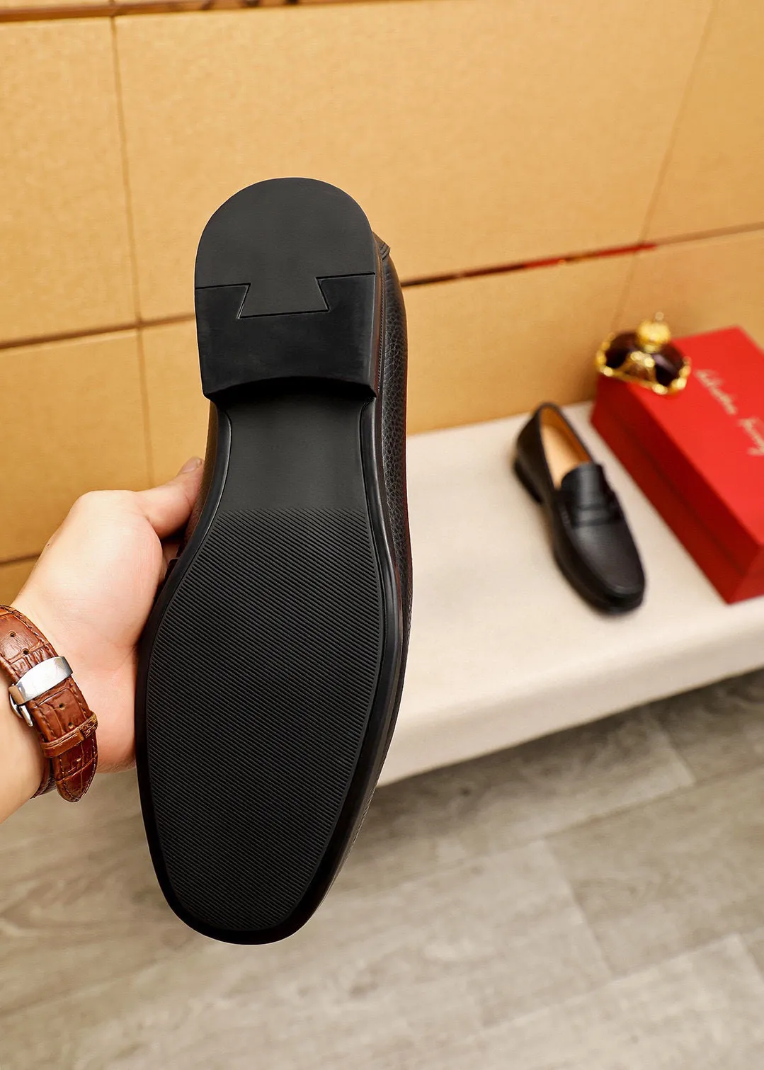 Men's shoes 💰480 💐 Product trademark: Ferragamo "Ferragamo" casual leather shoes Regular size: 38-44 (45🉑️customized) Product materials: Selected imported first-layer pebbled cowhide leather upper, imported water-dyed cowhide leather lining. Strong three-dimensional visual effect, original outsole color: 3⃣️seed leather materials available